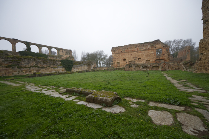 Vista general del claustro del monasterio de Moreruela